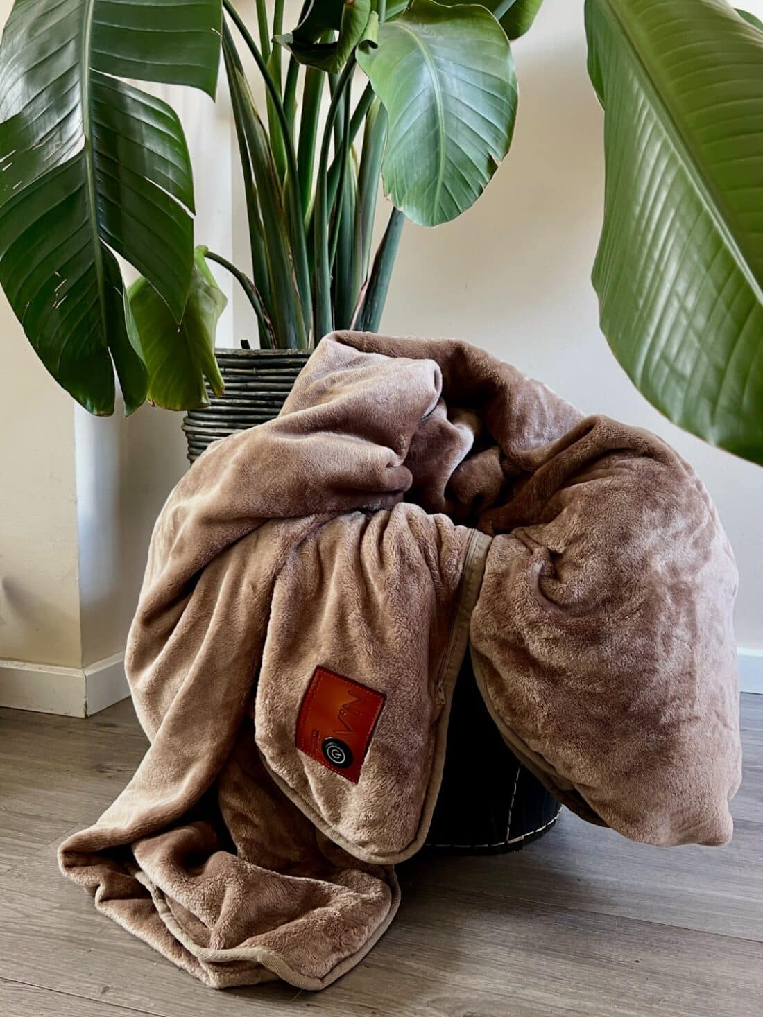 wireless heating blanket in taupe by nikki amsterdam wireless heating blanket in taupe by nikki amsterdam