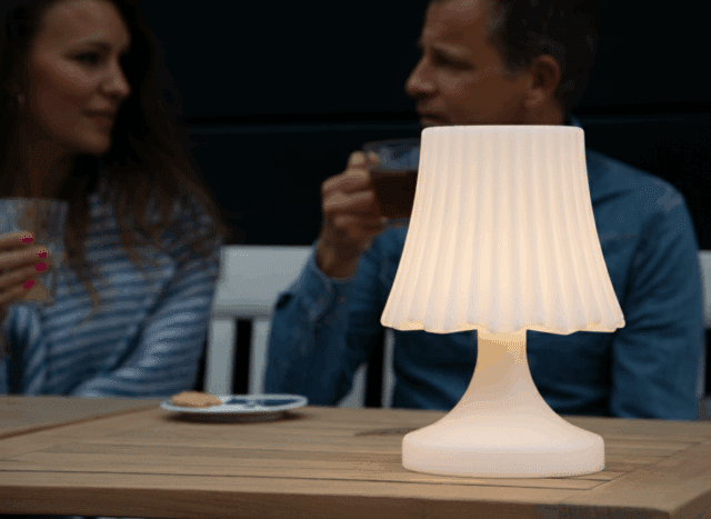 sfeervol tafellampje met multicolor verlichting en speaker op het terras