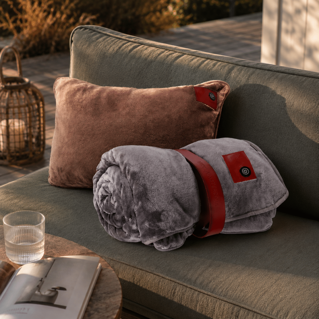 une couverture chauffante et un coussin chauffant lors d'une soirée d'été indien une couverture chauffante et un coussin chauffant lors d'une soirée d'été indien