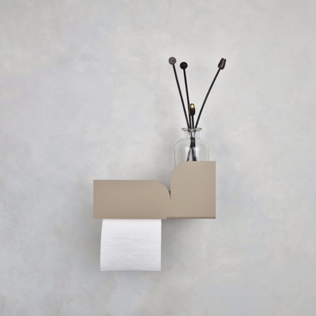 Beige metalen toiletrolhouder met plank