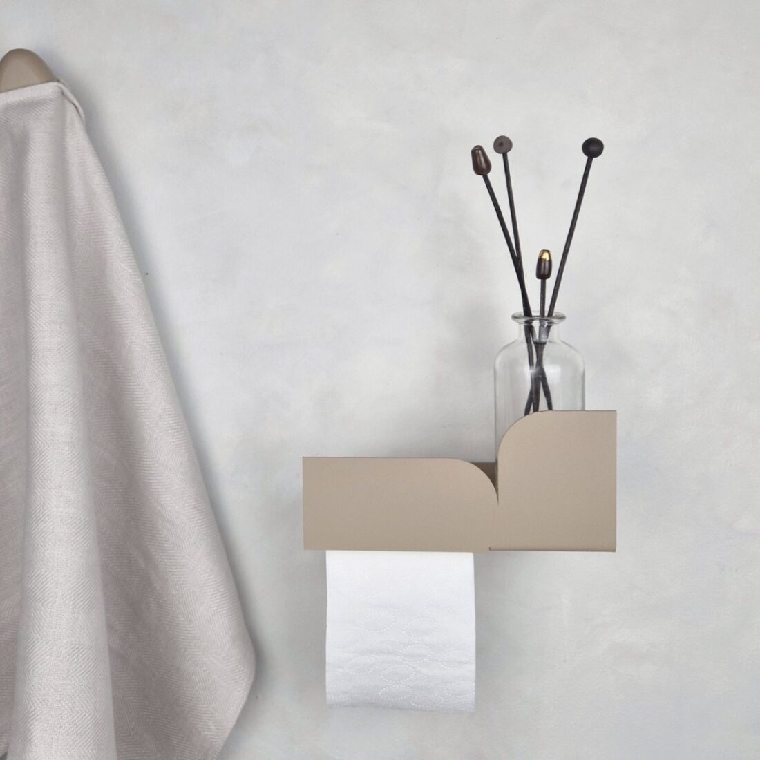 Beige metalen toiletrolhouder met plank
