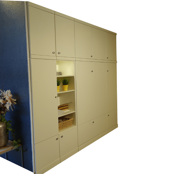 De opgeklapte bedkast is volledig geïntegreerd in de gehele kastenwand