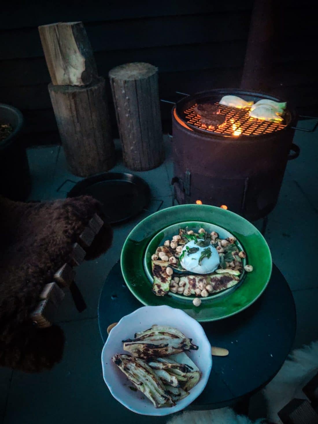 Matlagning utomhus på riktig eld i magi