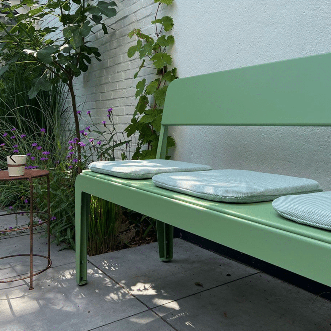 Bended bench Pale green tuinbank met kussens