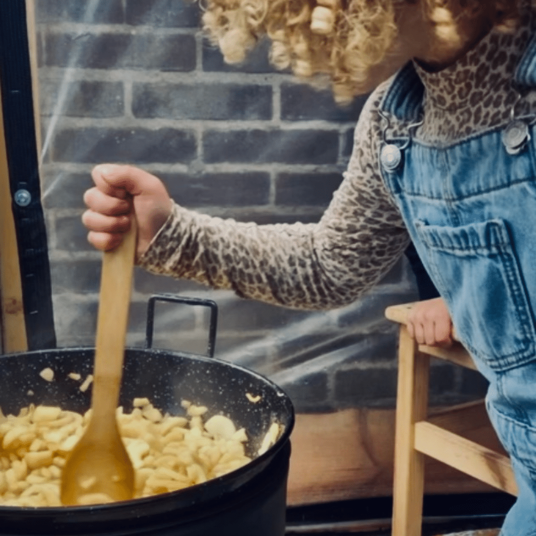 Buiten koken bij 't Buitenleven Gastouder opvang.