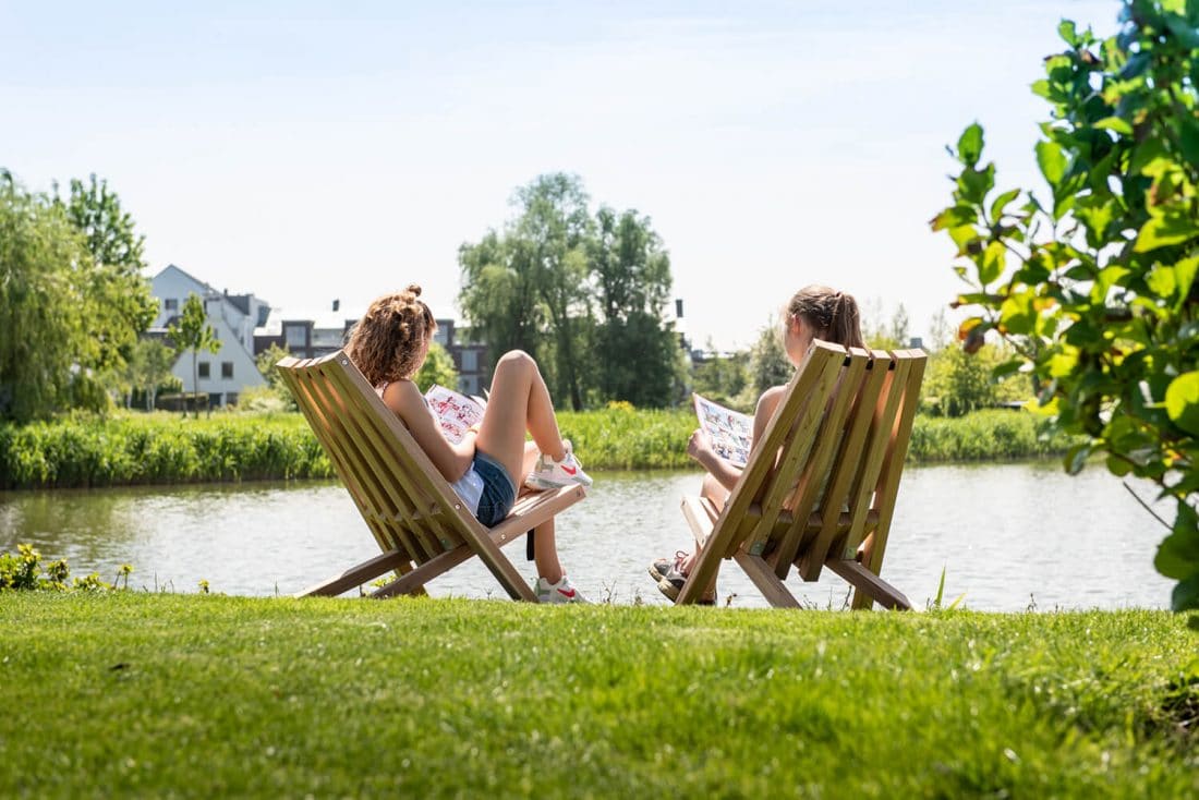 Relájese en estos sillones de campo de Weltevree