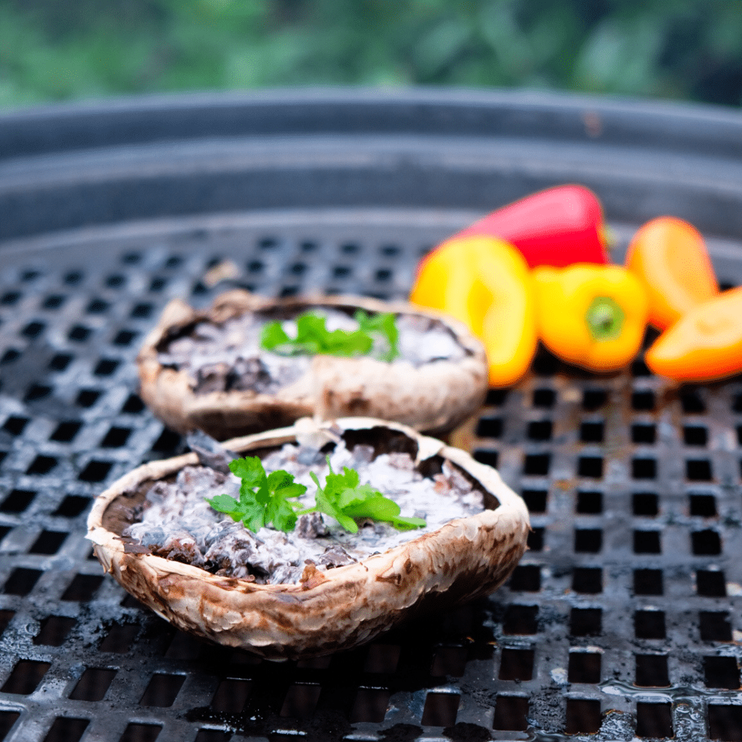 Gevulde Portobello paddenstoelen op grillrooster