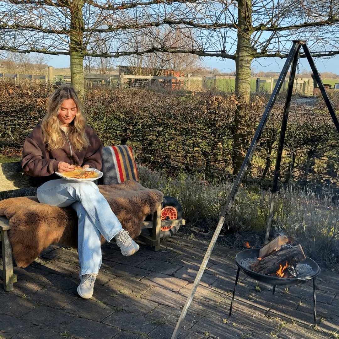 Heerlijk vers bereide wafels van het kampvuur bij driepoot