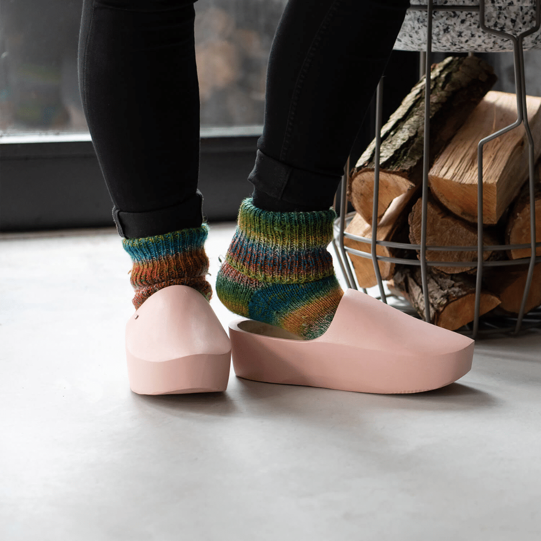Houten klompen roze van Weltevree