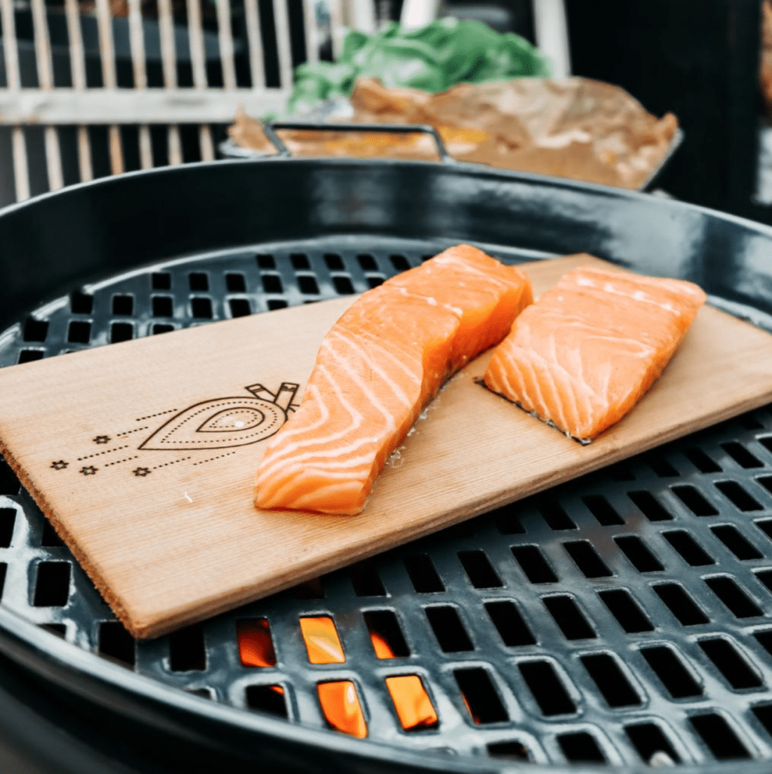 VUUR LAB.® Tabla de ahumado de cedro con salmón fresco