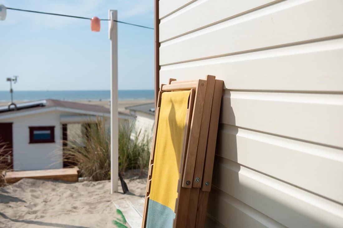 Ta med strandstolen till strandhuset vid havet