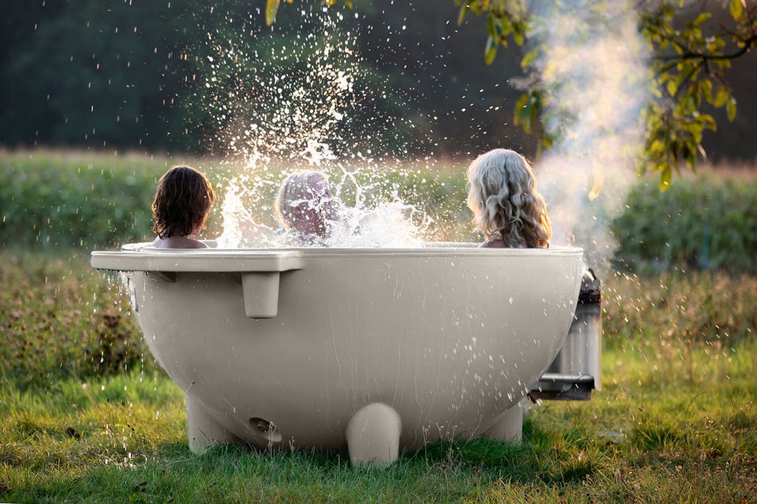 Détente aventureuse dans le bain à remous chauffé au bois.