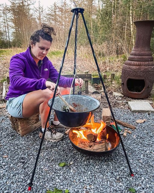 Pida su juego de trípode con recipiente para el fuego y disfrute de la auténtica cocina al aire libre.