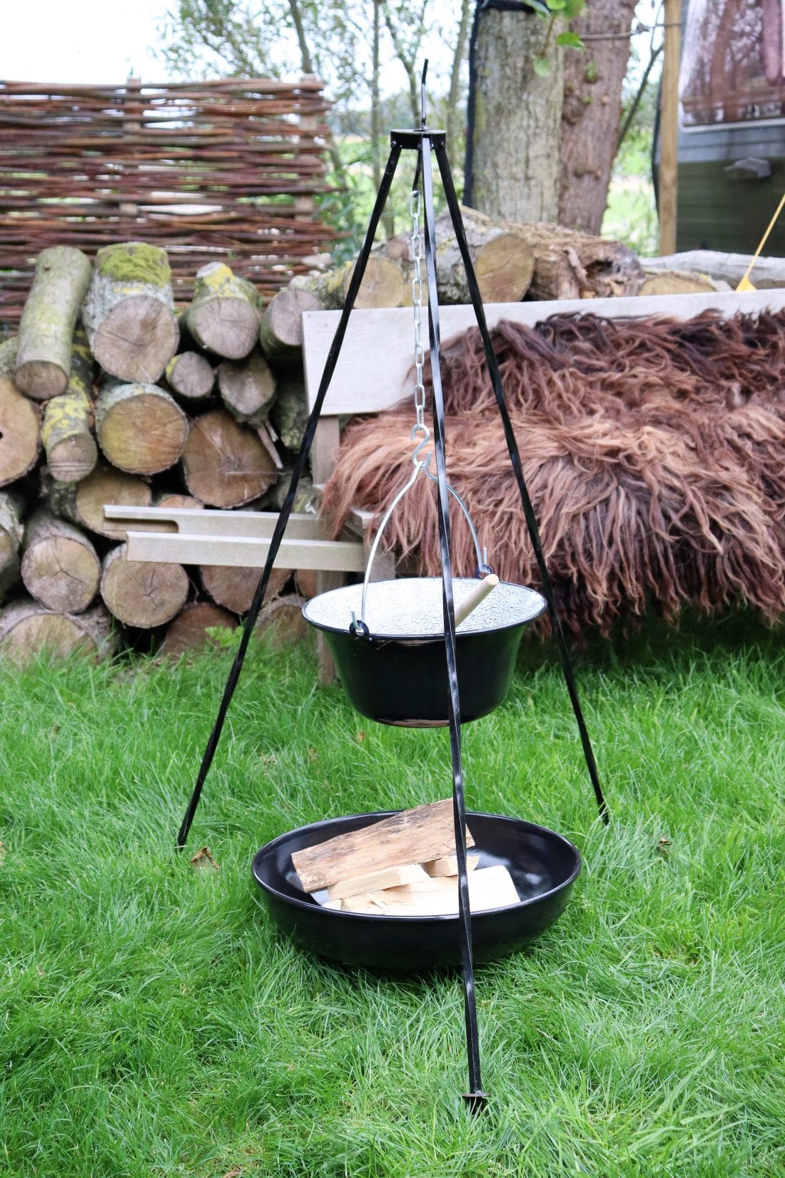 Cocinar al aire libre sobre un crepitante fuego de leña