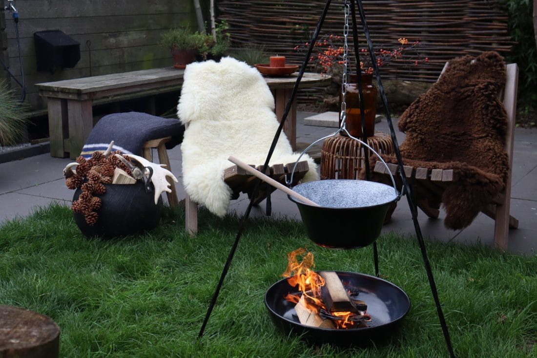 Cuisiner en plein air sur un feu crépitant