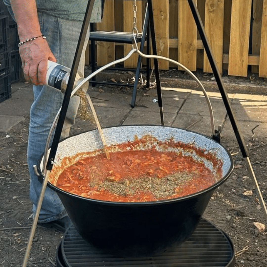 Grote heksenketel 40 liter met takel driepoot. Grote heksenketel 40 liter met takel driepoot.