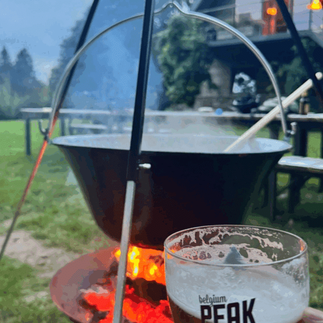 Mooie grote heksenketel met takel driepoot