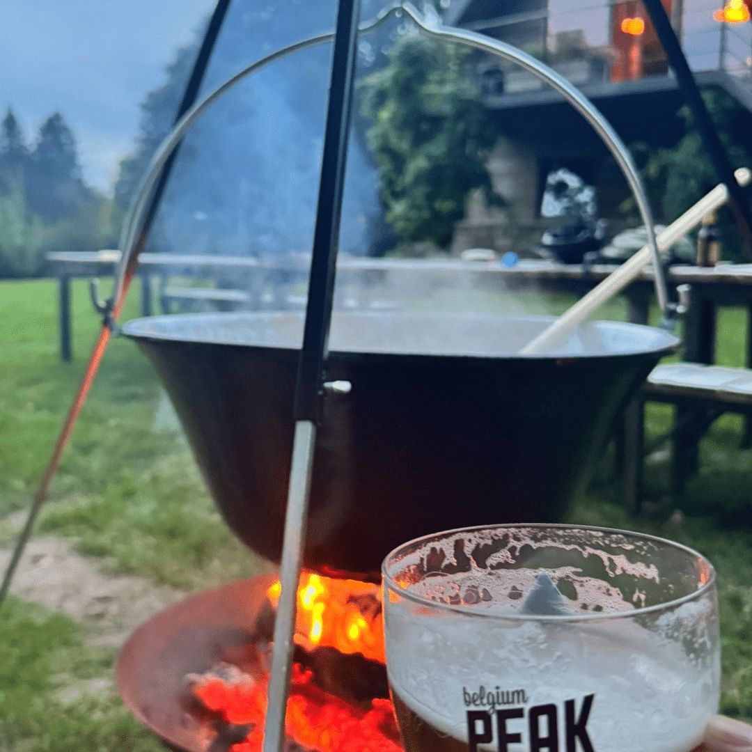 Mooie grote heksenketel met takel driepoot