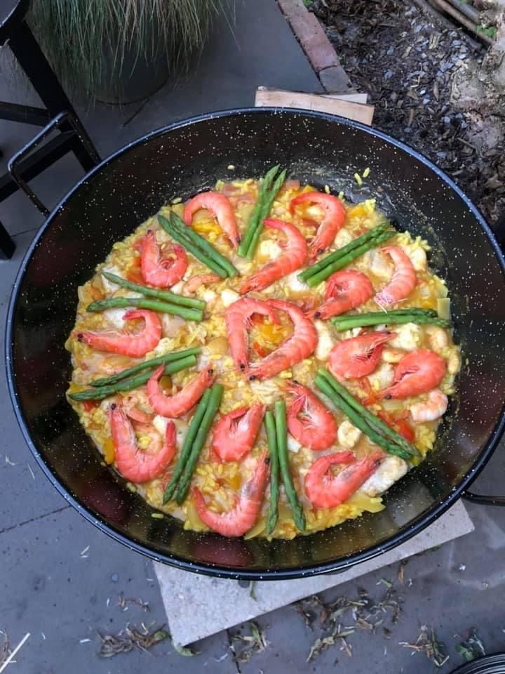 Deliciosa paella en sartén wok