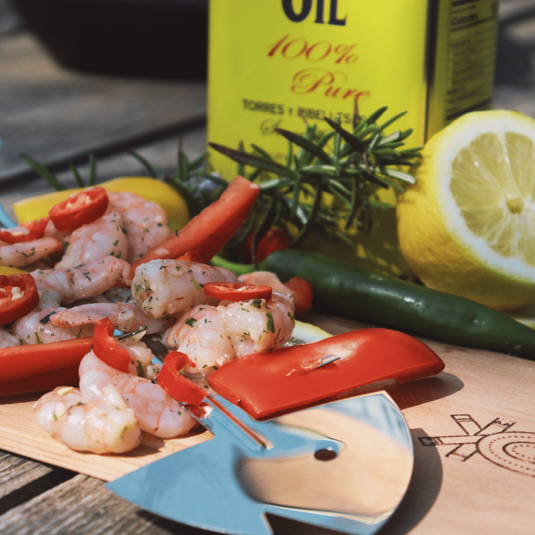 Prepare the tastiest prawns on a smoking board