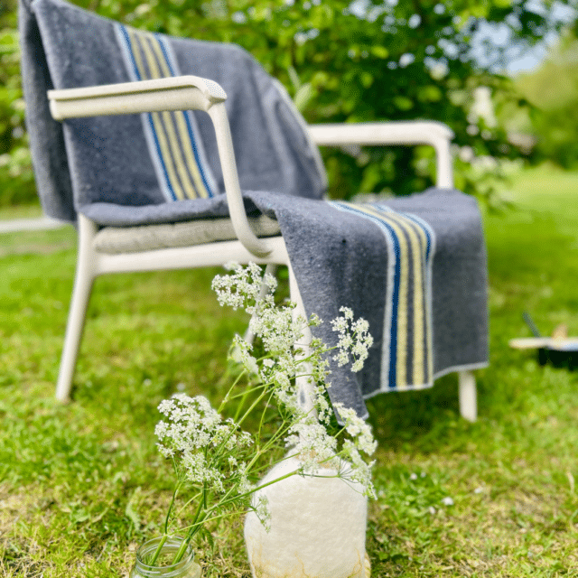 Stoere deken blauw geel wit op de camping het bos roept
