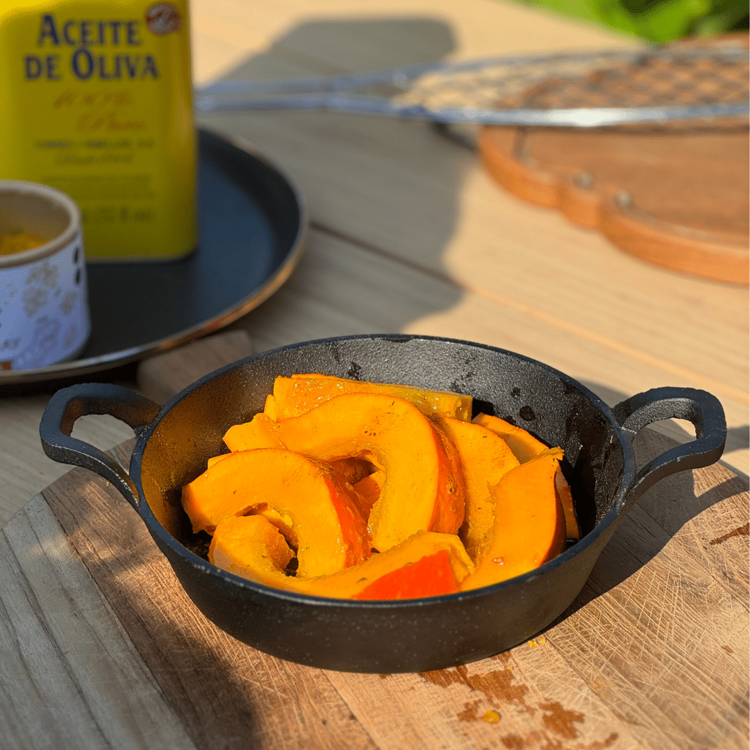 sartén redonda de hierro fundido con calabaza