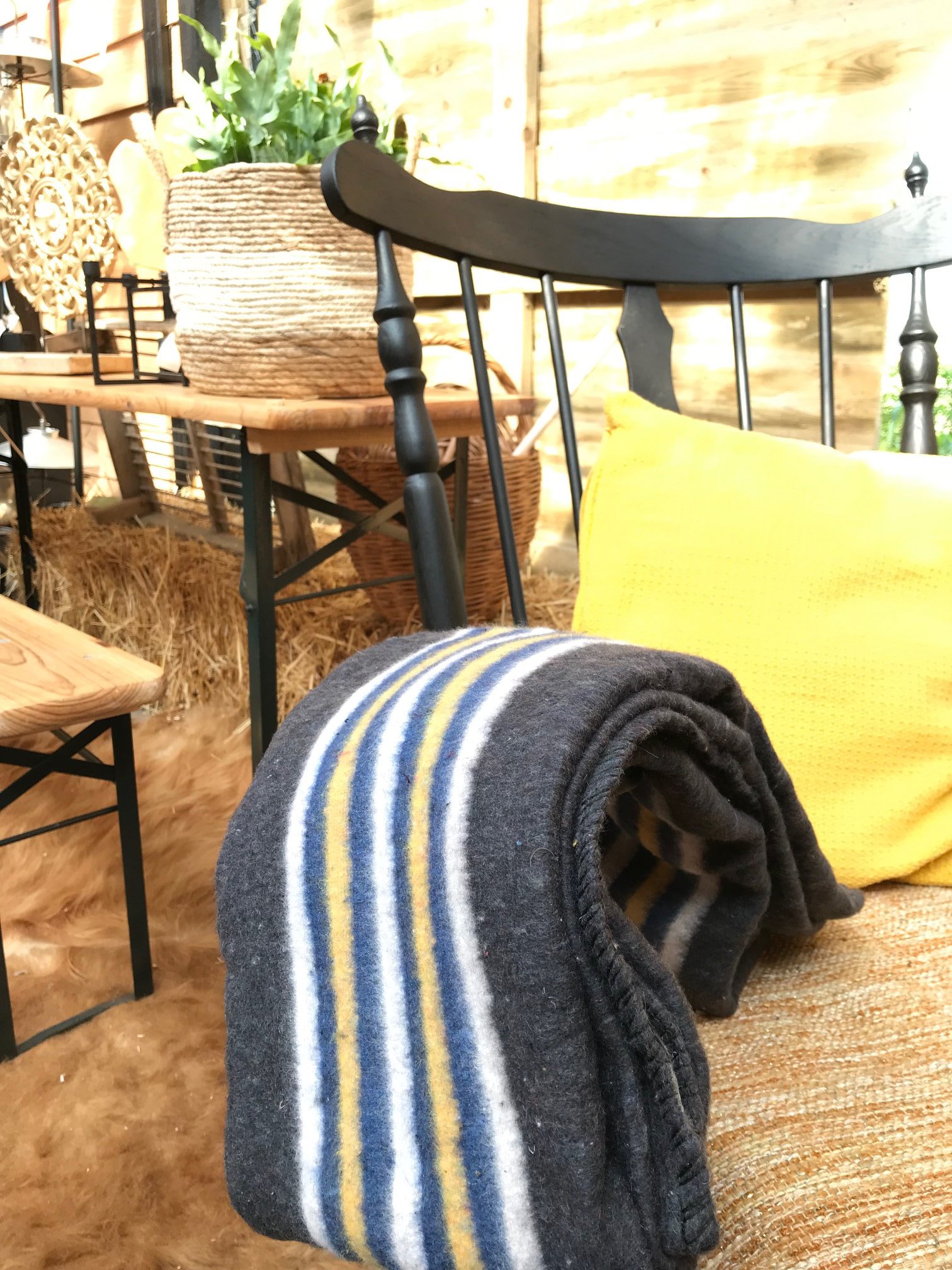 Stoere deken blauw geel wit gestreept met basiskleur grijs