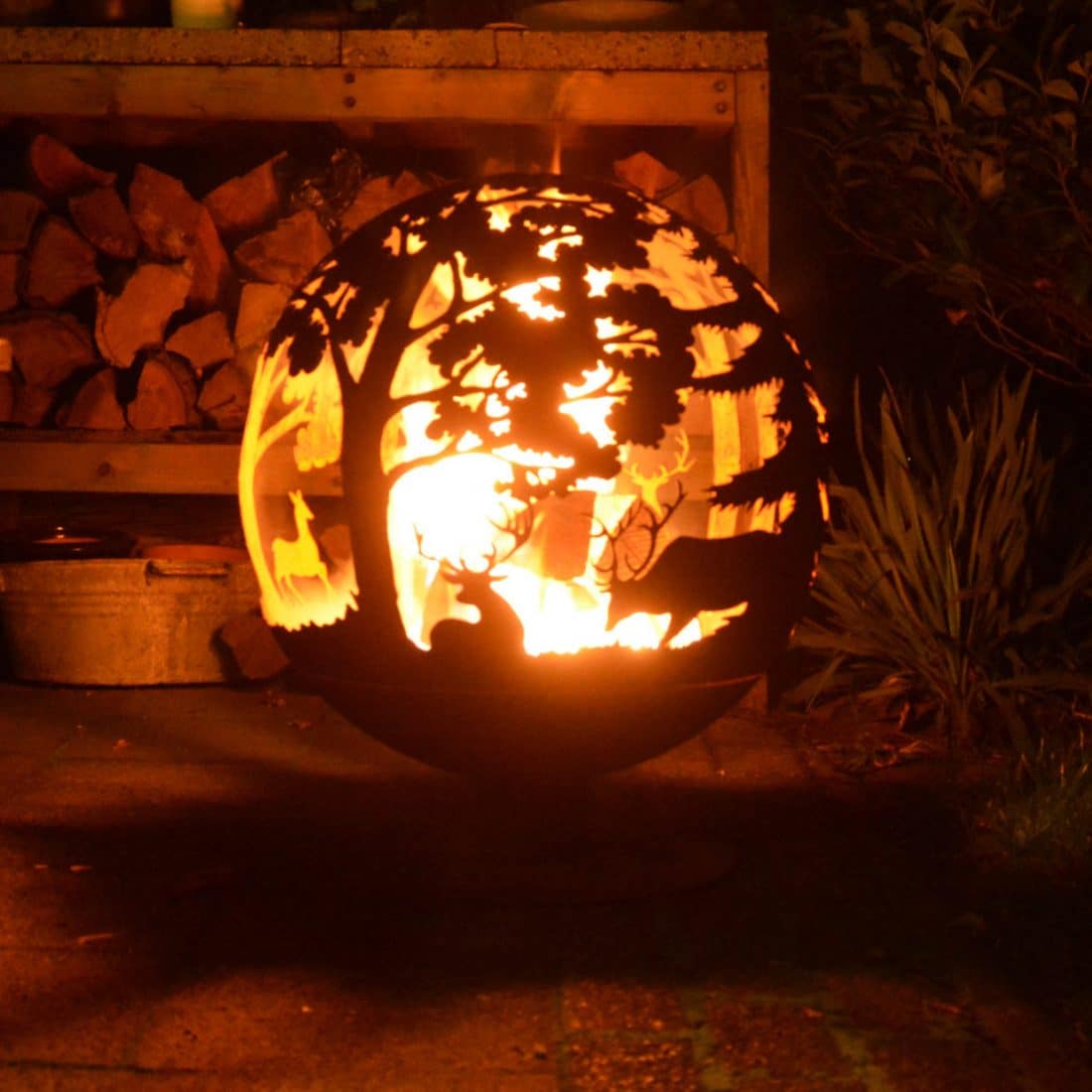 Feuerball Hirsch im Wald brennend