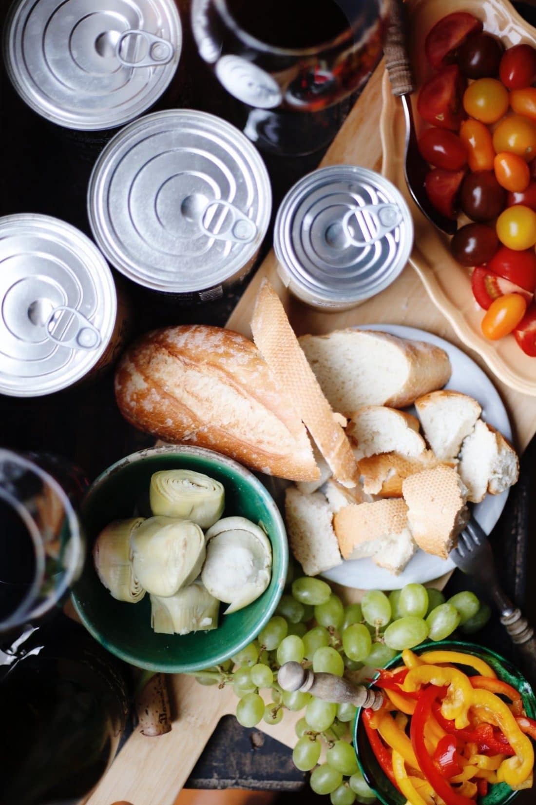Tomates, baguettes, pimientos y uvas son deliciosos con nuestra fondue de queso. Qué prefiere mojar en nuestra fondue de queso?