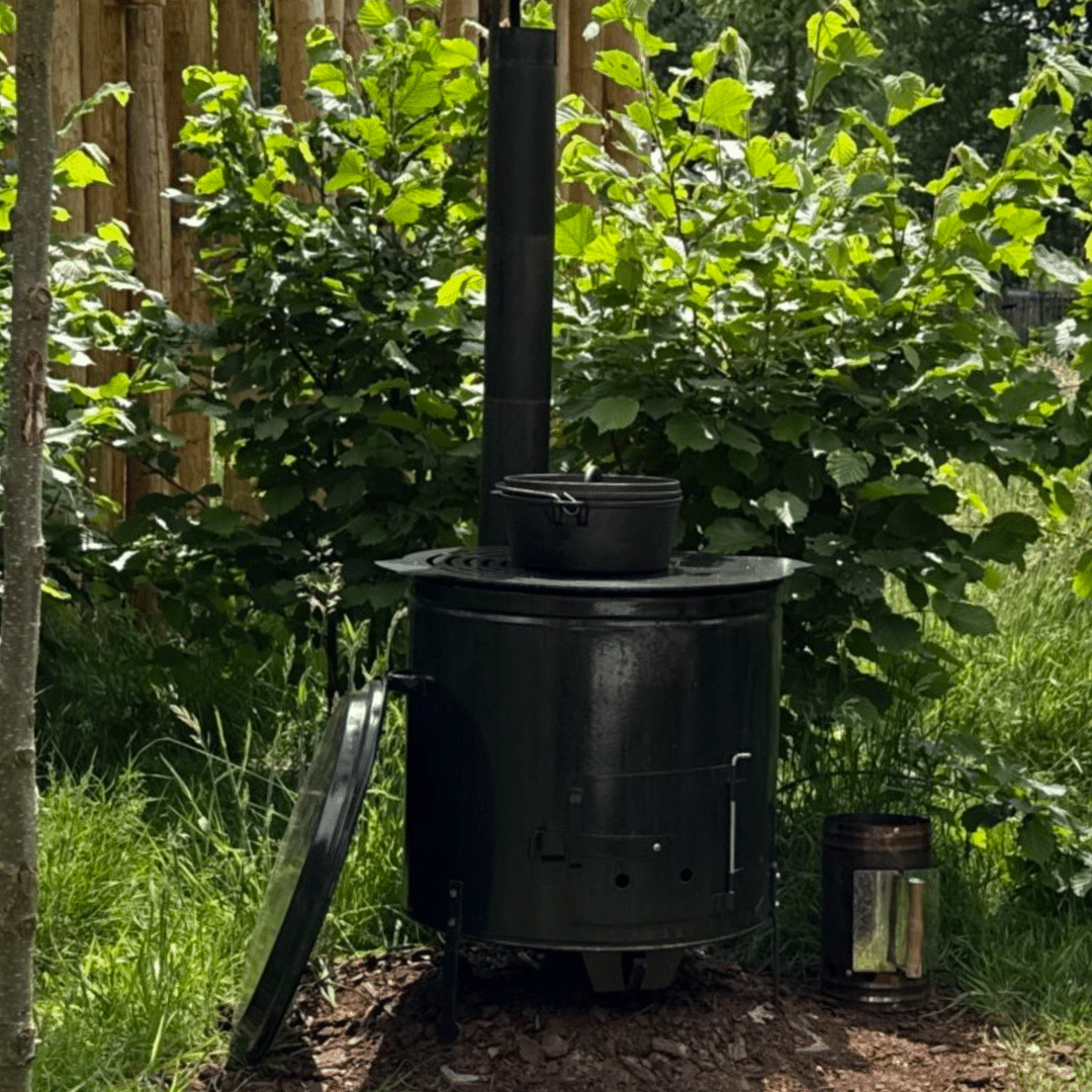 Sfeerbeeld BBQ buiten kookkachel XL met plancha Sfeerbeeld BBQ buiten kookkachel XL met plancha