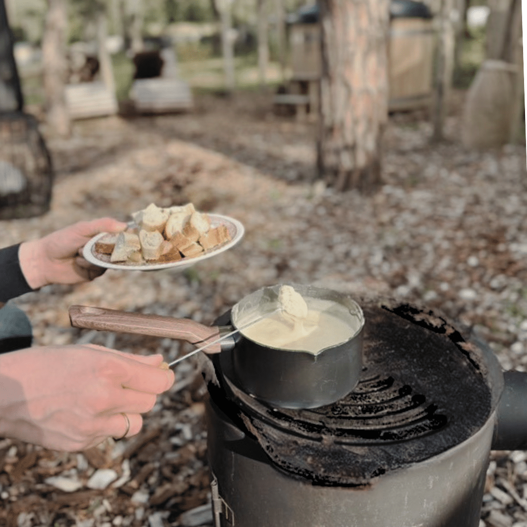 Kaasfondue bij cabin in the woods