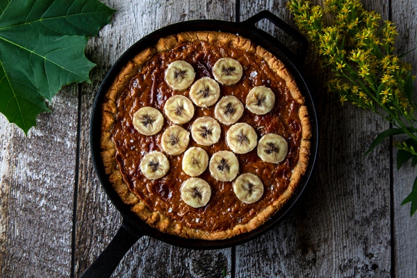 Tarta de plátano y caramelo salado en sartén de hierro fundido