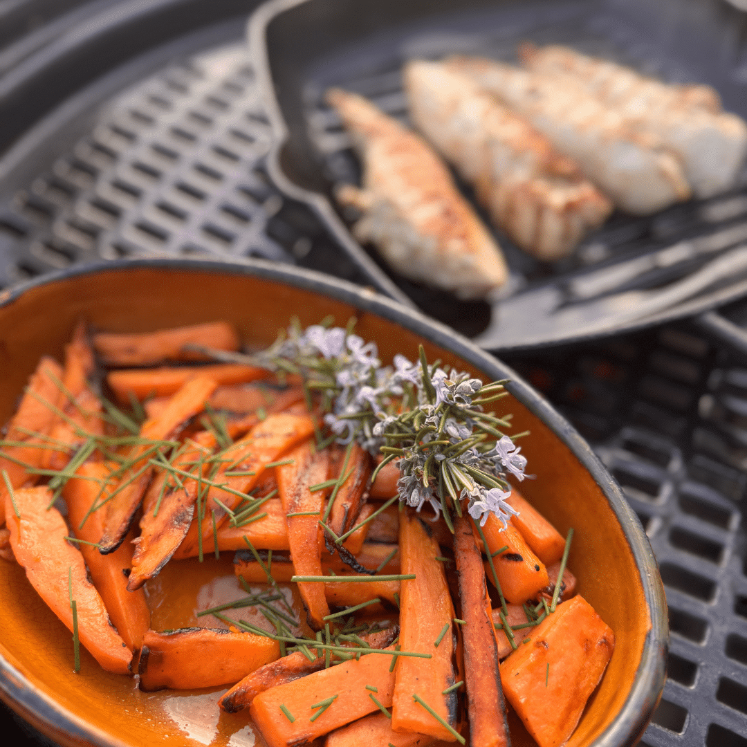 Grillrooster met cast iron pannen Grillrooster met cast iron pannen