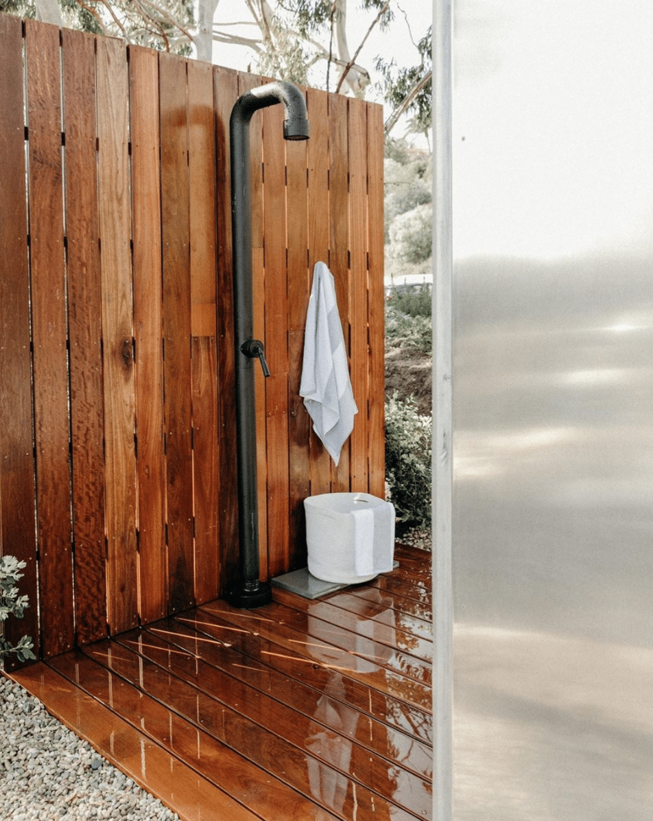 Ceramistas - Las duchas de exterior exentas de JEE-O combinan diseño  sostenible de lujo y funcionalidad. HOOG.design exclusieve woon & tuin  inspiratie #duchasdeexterior #duchasdelujo #ducha #duchas #piscina  #solarium