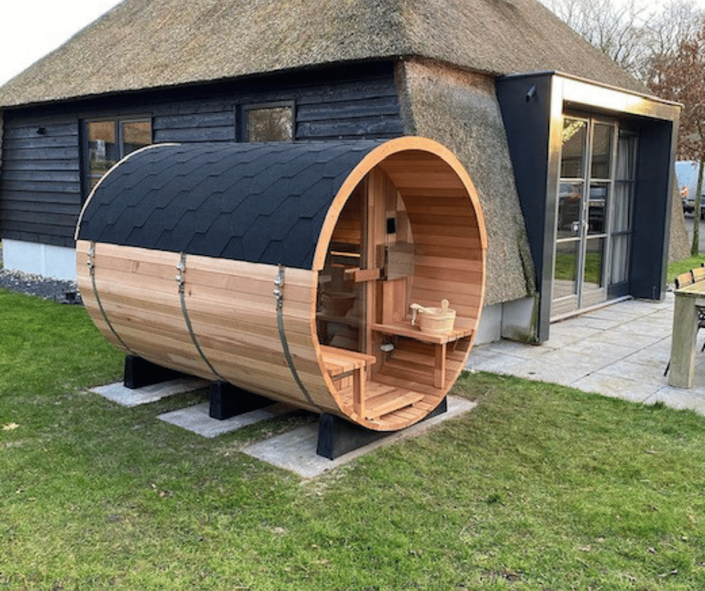 Lee Kanon rit Buitensauna Barrelsauna Elektrisch | Canadian Red Cedar Wood bestellen bij  Het VUUR LAB.®