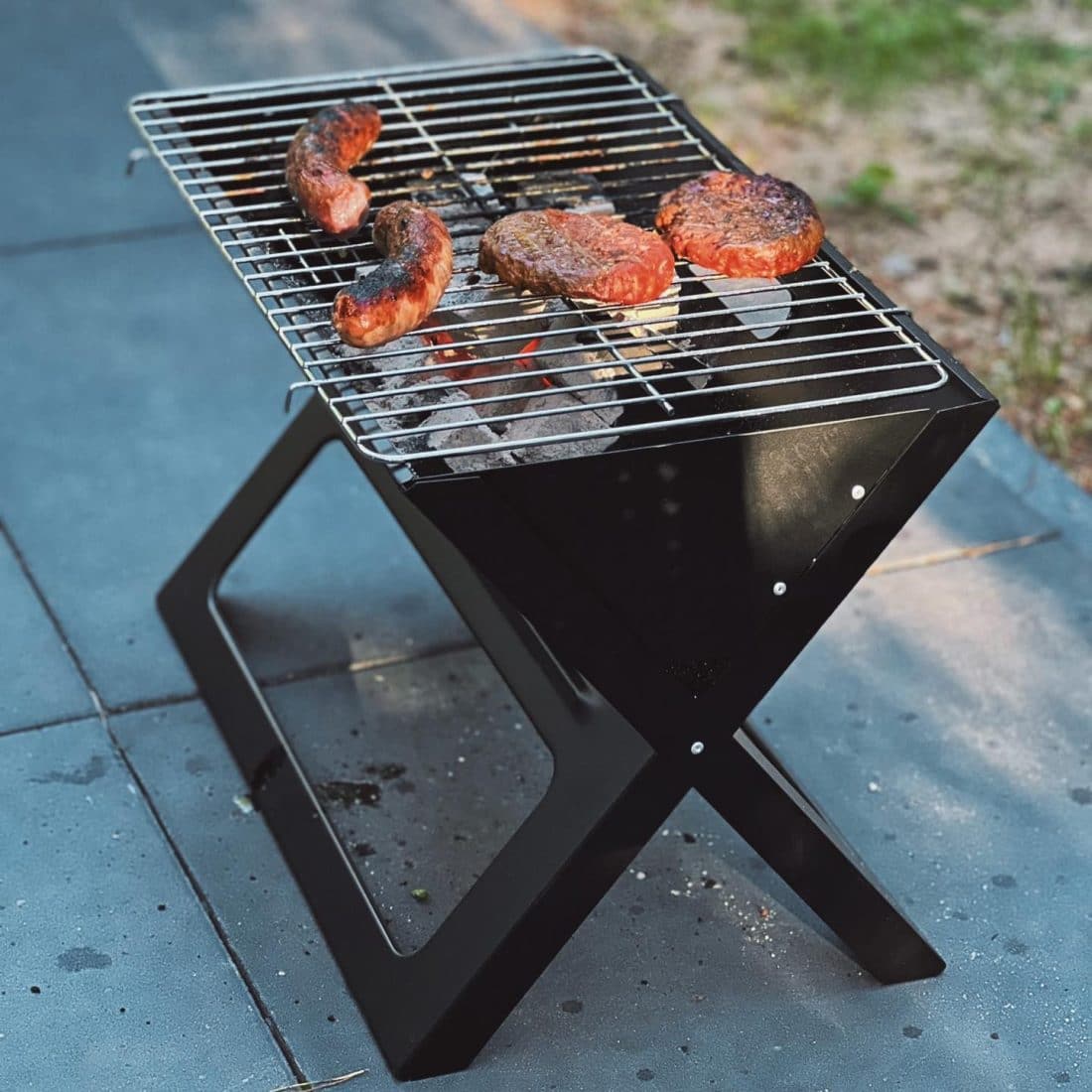 Faites frire les hamburgers et les saucisses les plus savoureux sur ce barbecue portable.