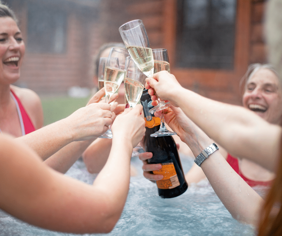 Enjoy together with your best friends in the hot tub