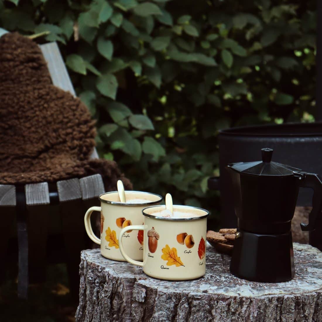 Percoladora negra con tazas de otoño