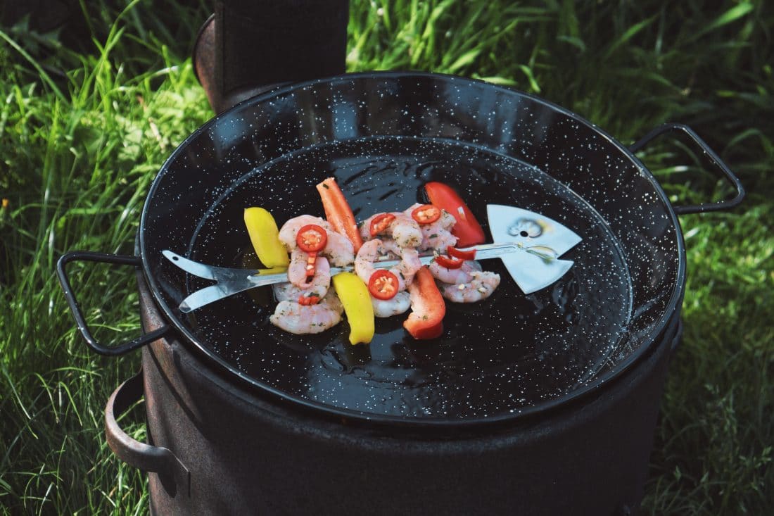 Fint grillspett med fiskben för grillen eller grillen