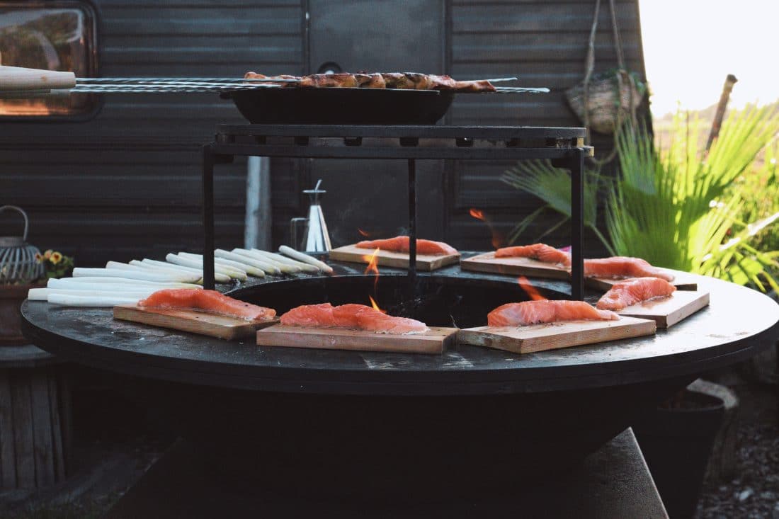 Griller des ingrédients frais sur une planche à fumer Tapas ?