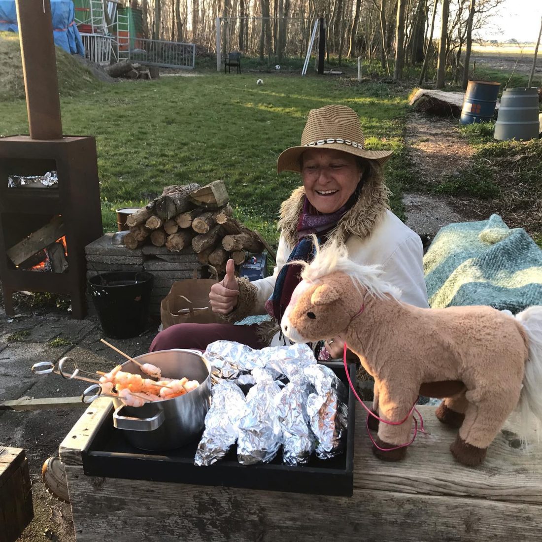 Ilma disfruta de la comida recién preparada en el horno exterior