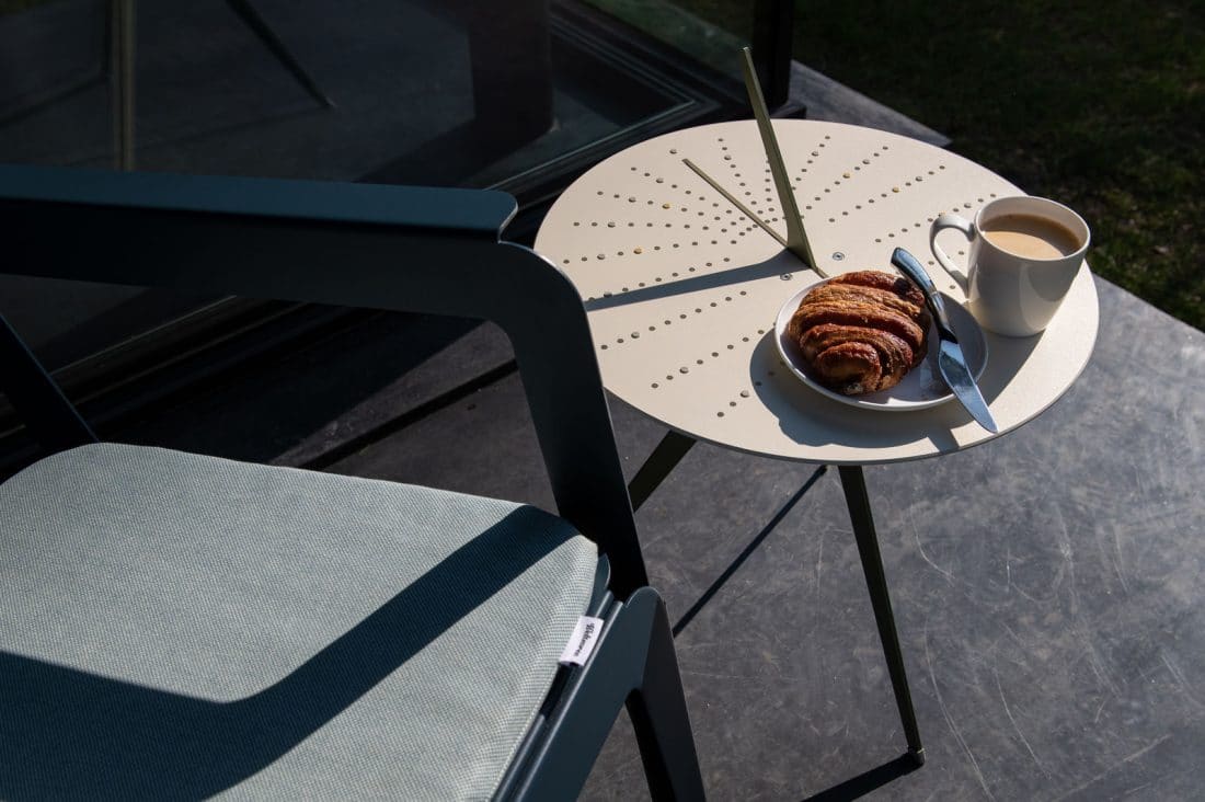 Experimente el tiempo de una forma que tenga sentido para usted con la mesa con reloj de sol Weltevree.