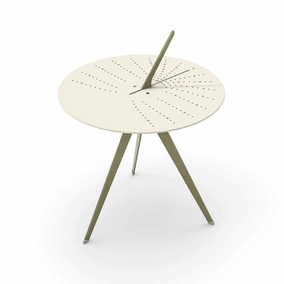 Experimente el tiempo de una forma que tenga sentido para usted con la mesa con reloj de sol Weltevree.