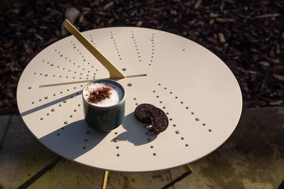 Experimente el tiempo de una forma que tenga sentido para usted con la mesa con reloj de sol Weltevree
