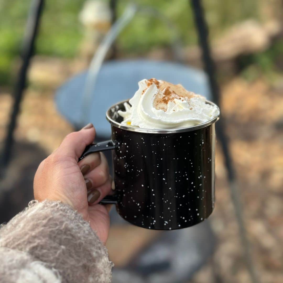 Een heerlijke chocomel in een zwarte emaille mok