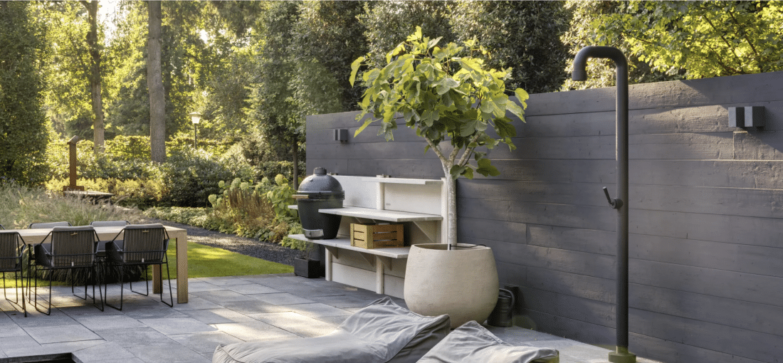 La douche Soho de JEE-O transforme n'importe quel jardin en un paradis du bien-être.