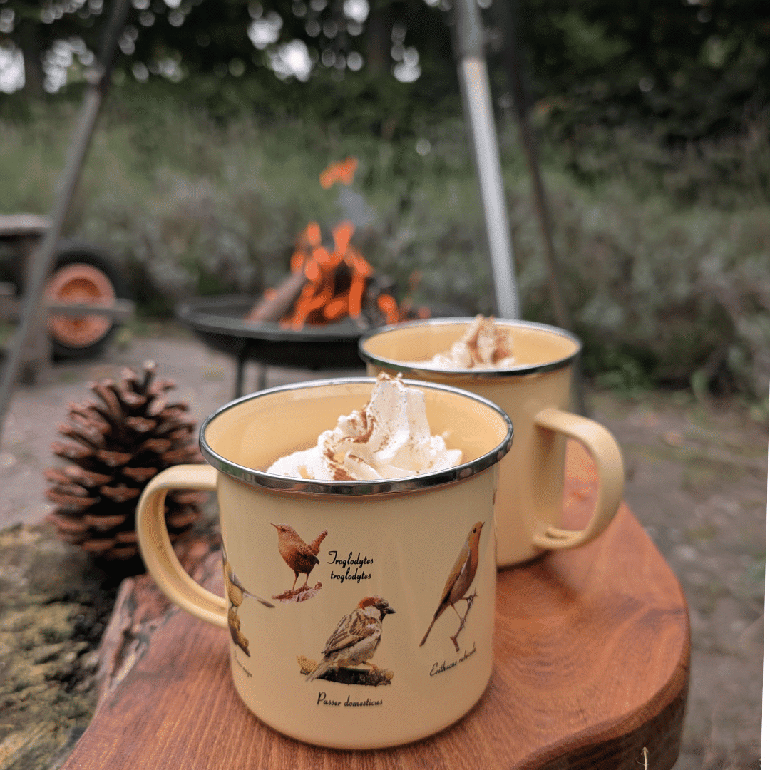 Emaille vogel mok met warme chocolademelk en slagroom VUUR LAB.