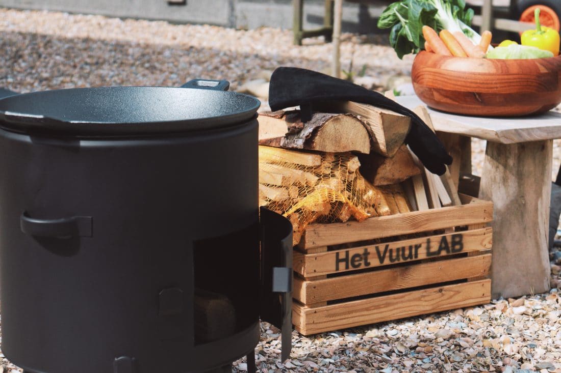 BBQ  Réchaud d'extérieur avec plaque de cuisson et longue cuillère en bois  au VUUR LAB.®