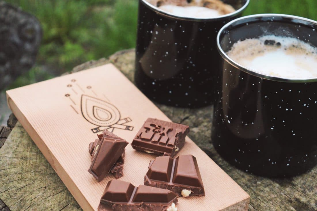 Genießen Sie einen frischen Kaffee mit einem Stück Schokolade