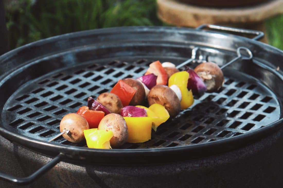 Griller les légumes sur la grille du barbecue